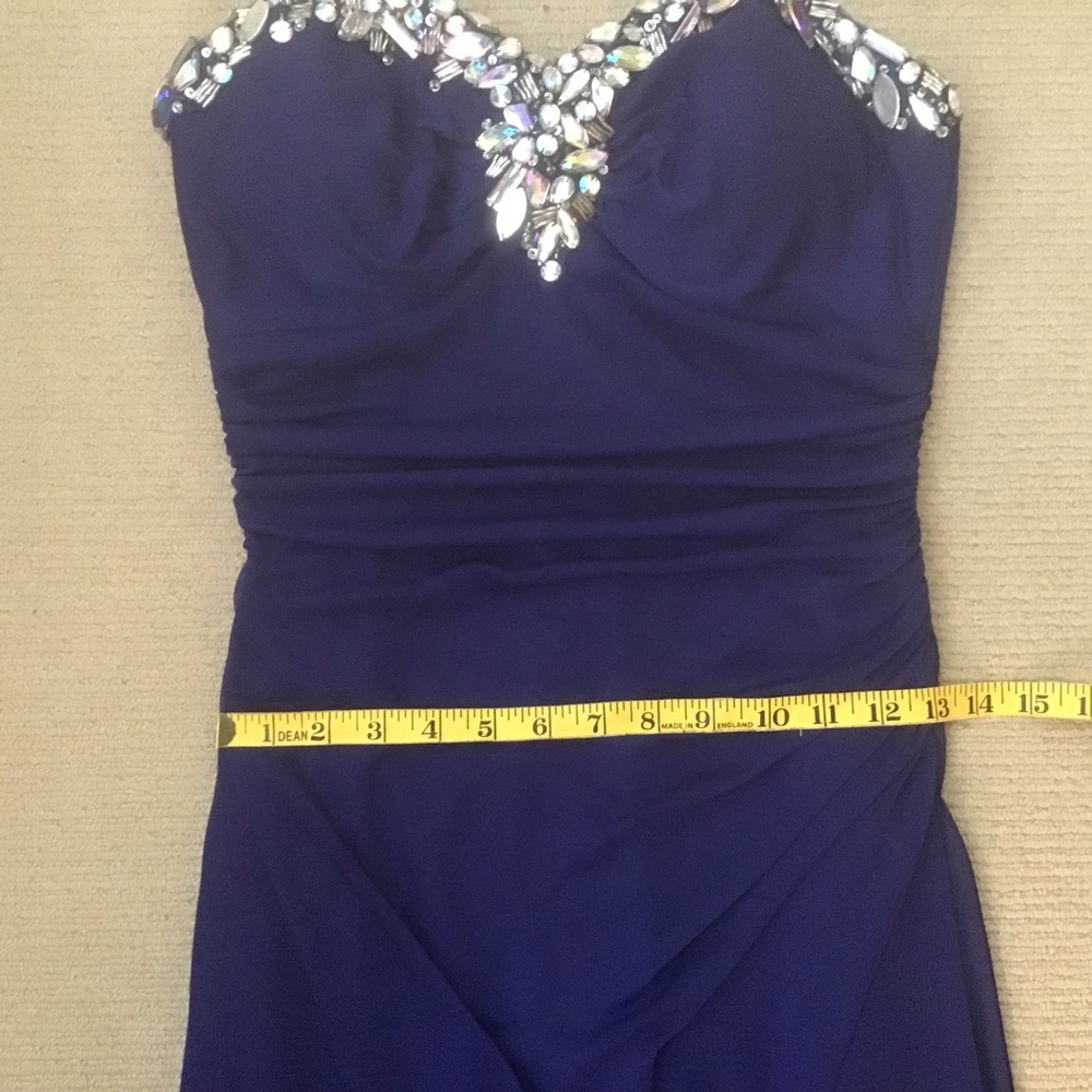 Elegant Evening Gown - Picture 4 of 7